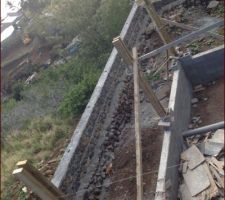 Début de la strucure de la varangue en bois, poteau moisant