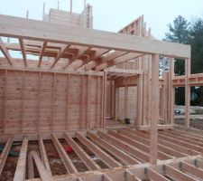 Détail de la dalle bois. la dalle bois se constitue d'une trame de lambourdes, de caissons constitués d'un fond en STEICO et  d'un dessus en OSB qui sera recouvert d'un parquet. La dalle est isolée par insufflation de ouate de cellulose.
La dalle bois a des avantages : mise en oeuvre rapide et coût moindre par rapport à une dalle béton et contact du sol jamais froid. Cependant il faut savoir qu'elle est très souple et transmet toutes les vibrations. Si vous avez  un gamin qui saute et qui coure vous aurez, comme nous, la surprise d'entendre vos verres tinter dans vos meubles et je ne vous parle même pas de l'essorage de la machine à laver qui fait vibrer nos chaises et  notre poêle de 300 kg.
Si c'était à refaire nous choisirions une dalle béton.