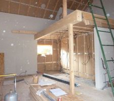 31 mars 2013 : Pose des cloisons FERMACELL &agrave; bords droits et probl&egrave;mes &agrave; venir, mais on ne le sait pas encore &agrave; ce moment  ....
On remarque que les plaques FERMACELL des rampants du plafond sont pos&eacute;es directement sur les liteaux bois, alors que tous les plafonds doivent &ecirc;tre pos&eacute;s sur rails m&eacute;talliques, mais cela aussi nous ne le savions pas .