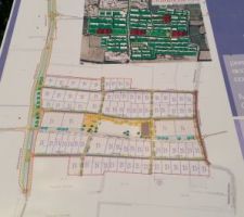 C est la photo du projet que l on peut voir a l entree du lotissement
il y a plusieurs phases de pr&eacute;vues pour le moment c est la 1er d apres notre constructeur la 2e ne devrait pas commencer avant 5-6 ans... ce qui voudrait dire sue pendant ce temps l&agrave; on aura vu sur la campagne avant de voir une autre maison de notre salon..