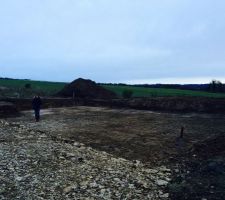Vue de l'entrée du terrain. Le terrassier à décaisser la surface au sol de la maison   1m50 autour environ