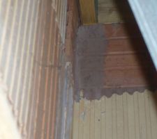 Mur désaxé d'environ 1 cm au niveau de la fissure vu interieur