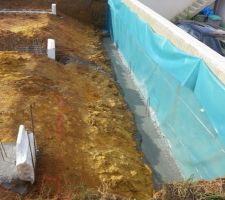 D&eacute;part des fondations, pr&eacute;paration de la semelle contre le mur de sout&egrave;nement du voisin.