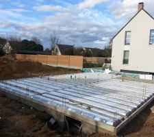 Pr&eacute;paration des isolations et des &eacute;coulements pour la dalle en b&eacute;ton