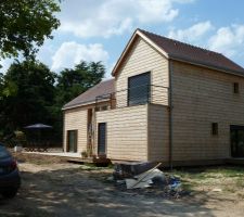 Nous habitons la maison depuis le 15 juillet. le garde-corps du balcon est pos&eacute;.