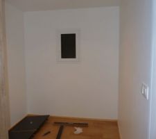 Entoilage des murs et plafond du Dressing et peinture.
Des fissures aux jonction des plaques Fermacell se d&eacute;clarent sur pratiquement tous nos murs et plafonds. Le constructeur n'a pas coll&eacute; les plaques avec la colle FERMACELL, on nous raconte qu'il faut attendre que la maison ait fini de bouger, bref architecte et constructeur bottent en touche et nous baladent de mois en mois.