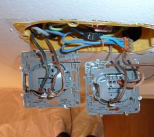Nous sommes fâchés avec notre électricien/plombier , alors on répare nous-mêmes. Ici reprise du câblage des voyants témoins des interrupteurs (pour qu'ils ne restent pas allumés quand la lumière est éteinte !).