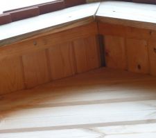 Finition perfectible du lambris de toiture (jour laissé au faitage) ! Mais ça n'interpelle pas plus que ça l'architecte et le constructeur ...