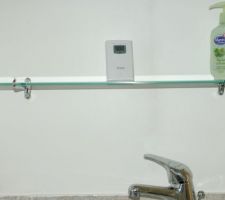 Etagère de verre dans les WC
