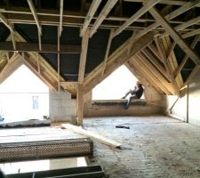 Charpente terminée - Vue sur vide sur hall et future fenêtre de la chambre de notre fils