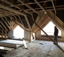 Charpente terminée - Vue sur vide sur hall et future fenêtre de la chambre de notre fils