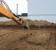 Mais non ce n'est pas un ovni lol, mais enfin les travaux commences, nous sommes content de voir commencer ces travaux. seule b&eacute;mols, nous avons &eacute;t&eacute; pr&eacute;venu le vendredi pour le mardi que le chantier commen&ccedil;ait, branle-bas de combat lol, oui nous ne sommes pas sur place mais a 600 km de l&agrave; grrr. En plus les travaux devait soit disant commencer en janvier?  Mais voil&agrave; cela vaut le d&eacute;placement et de voir le premier coup de pelle c'est cool ! 
Quand &ccedil;a commence, &ccedil;a fonce.... mardi implantation et vendredi matin les fondations coul&eacute;es ouffff ! maintenant j'attend v&eacute;olia, qui a ete tr&egrave;s r&eacute;actif puisque j'ai fait la demande le mardi et vendredi ils &eacute;taient l&agrave; alors merci a eux de leurs efficacit&eacute; c'est l'agence de Chateaulin, je ne fait pas de "l&egrave;che" mais quand une boite est performante il faut le dire non !!!!
bien maintenant, le souci est que je ne suis pas sur place pour suivre le d&eacute;roulement des autres travaux, et &ccedil;a c'est pas cool mais &agrave; suivre....