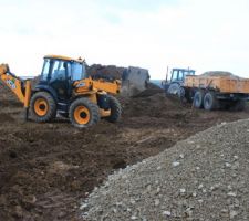 Mais non ce n'est pas un ovni lol, mais enfin les travaux commences, nous sommes content de voir commencer ces travaux. seule b&eacute;mols, nous avons &eacute;t&eacute; pr&eacute;venu le vendredi pour le mardi que le chantier commen&ccedil;ait, branle-bas de combat lol, oui nous ne sommes pas sur place mais a 600 km de l&agrave; grrr. En plus les travaux devait soit disant commencer en janvier?  Mais voil&agrave; cela vaut le d&eacute;placement et de voir le premier coup de pelle c'est cool ! 
Quand &ccedil;a commence, &ccedil;a fonce.... mardi implantation et vendredi matin les fondations coul&eacute;es ouffff ! maintenant j'attend v&eacute;olia, qui a ete tr&egrave;s r&eacute;actif puisque j'ai fait la demande le mardi et vendredi ils &eacute;taient l&agrave; alors merci a eux de leurs efficacit&eacute; c'est l'agence de Chateaulin, je ne fait pas de "l&egrave;che" mais quand une boite est performante il faut le dire non !!!!
bien maintenant, le souci est que je ne suis pas sur place pour suivre le d&eacute;roulement des autres travaux, et &ccedil;a c'est pas cool mais &agrave; suivre....