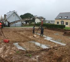 Mais non ce n'est pas un ovni lol, mais enfin les travaux commences, nous sommes content de voir commencer ces travaux. seule b&eacute;mols, nous avons &eacute;t&eacute; pr&eacute;venu le vendredi pour le mardi que le chantier commen&ccedil;ait, branle-bas de combat lol, oui nous ne sommes pas sur place mais a 600 km de l&agrave; grrr. En plus les travaux devait soit disant commencer en janvier?  Mais voil&agrave; cela vaut le d&eacute;placement et de voir le premier coup de pelle c'est cool ! 
Quand &ccedil;a commence, &ccedil;a fonce.... mardi implantation et vendredi matin les fondations coul&eacute;es ouffff ! maintenant j'attend v&eacute;olia, qui a ete tr&egrave;s r&eacute;actif puisque j'ai fait la demande le mardi et vendredi ils &eacute;taient l&agrave; alors merci a eux de leurs efficacit&eacute; c'est l'agence de Chateaulin, je ne fait pas de "l&egrave;che" mais quand une boite est performante il faut le dire non !!!!
bien maintenant, le souci est que je ne suis pas sur place pour suivre le d&eacute;roulement des autres travaux, et &ccedil;a c'est pas cool mais &agrave; suivre....