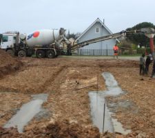 Mais non ce n'est pas un ovni lol, mais enfin les travaux commences, nous sommes content de voir commencer ces travaux. seule b&eacute;mols, nous avons &eacute;t&eacute; pr&eacute;venu le vendredi pour le mardi que le chantier commen&ccedil;ait, branle-bas de combat lol, oui nous ne sommes pas sur place mais a 600 km de l&agrave; grrr. En plus les travaux devait soit disant commencer en janvier?  Mais voil&agrave; cela vaut le d&eacute;placement et de voir le premier coup de pelle c'est cool ! 
Quand &ccedil;a commence, &ccedil;a fonce.... mardi implantation et vendredi matin les fondations coul&eacute;es ouffff ! maintenant j'attend v&eacute;olia, qui a ete tr&egrave;s r&eacute;actif puisque j'ai fait la demande le mardi et vendredi ils &eacute;taient l&agrave; alors merci a eux de leurs efficacit&eacute; c'est l'agence de Chateaulin, je ne fait pas de "l&egrave;che" mais quand une boite est performante il faut le dire non !!!!
bien maintenant, le souci est que je ne suis pas sur place pour suivre le d&eacute;roulement des autres travaux, et &ccedil;a c'est pas cool mais &agrave; suivre....