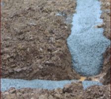 Mais non ce n'est pas un ovni lol, mais enfin les travaux commences, nous sommes content de voir commencer ces travaux. seule b&eacute;mols, nous avons &eacute;t&eacute; pr&eacute;venu le vendredi pour le mardi que le chantier commen&ccedil;ait, branle-bas de combat lol, oui nous ne sommes pas sur place mais a 600 km de l&agrave; grrr. En plus les travaux devait soit disant commencer en janvier?  Mais voil&agrave; cela vaut le d&eacute;placement et de voir le premier coup de pelle c'est cool ! 
Quand &ccedil;a commence, &ccedil;a fonce.... mardi implantation et vendredi matin les fondations coul&eacute;es ouffff ! maintenant j'attend v&eacute;olia, qui a ete tr&egrave;s r&eacute;actif puisque j'ai fait la demande le mardi et vendredi ils &eacute;taient l&agrave; alors merci a eux de leurs efficacit&eacute; c'est l'agence de Chateaulin, je ne fait pas de "l&egrave;che" mais quand une boite est performante il faut le dire non !!!!
bien maintenant, le souci est que je ne suis pas sur place pour suivre le d&eacute;roulement des autres travaux, et &ccedil;a c'est pas cool mais &agrave; suivre....