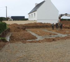 Mais non ce n'est pas un ovni lol, mais enfin les travaux commences, nous sommes content de voir commencer ces travaux. seule b&eacute;mols, nous avons &eacute;t&eacute; pr&eacute;venu le vendredi pour le mardi que le chantier commen&ccedil;ait, branle-bas de combat lol, oui nous ne sommes pas sur place mais a 600 km de l&agrave; grrr. En plus les travaux devait soit disant commencer en janvier?  Mais voil&agrave; cela vaut le d&eacute;placement et de voir le premier coup de pelle c'est cool ! 
Quand &ccedil;a commence, &ccedil;a fonce.... mardi implantation et vendredi matin les fondations coul&eacute;es ouffff ! maintenant j'attend v&eacute;olia, qui a ete tr&egrave;s r&eacute;actif puisque j'ai fait la demande le mardi et vendredi ils &eacute;taient l&agrave; alors merci a eux de leurs efficacit&eacute; c'est l'agence de Chateaulin, je ne fait pas de "l&egrave;che" mais quand une boite est performante il faut le dire non !!!!
bien maintenant, le souci est que je ne suis pas sur place pour suivre le d&eacute;roulement des autres travaux, et &ccedil;a c'est pas cool mais &agrave; suivre....