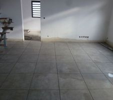 Coulage de la chape et pose du carrelage 60 x 60 cm