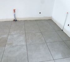 Coulage de la chape et pose du carrelage 60 x 60 cm