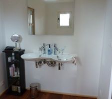 J'ai Posé les vasques suspendues de la Salle de bains du RDC. Pensez à faire renforcer vos murs pour l'accroche des mobiliers suspendus (idem pour la cuisine), car dans notre cas le constructeur n'avait rien prévu et il a fallu doubler l'épaisseur du FERMACELL en superposant 2 plaques  (un renfort en bois en OSB disposé derrière le BA13 ou FERMACELL peut aussi convenir).