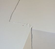 Une lézarde très importante s'est déclarée à l'étage avant même que nous occupions la maison (juillet 2013). Les photos qui suivent donnent une idée de l'état de notre maison seulement 1 an et demi après sa construction UNE VRAIE MISERE !. Le constructeur n'a pas collé les plaques FERMACELL avec la colle FERMACELL, et l'architecte n'a rien contrôlé, cela dit il nous semble qu'à ce niveau de fissuration la colle n'est certainement pas la seule cause. Pourquoi nos murs travaillent-ils à ce point ?? A ce jour ni l'architecte , ni le constructeur ne nous ont donné d'explication pertinente sur l'origine de toutes nos fissures. Nous craignions un problème structurel, mais là c'est silence radio. Pour l'instant les fissures sont mentionnées en réserve dans le PV de réception, mais nous n'avons plus de nouvelle du constructeur et aucune démarche visant à expertiser le problème pour y adapter la bonne méthode de réparation n'a été proposée. L'échéance de levée de réserves se profile pour début janvier 2015, ils ne se manifesteront certainement pas d'ici là ...