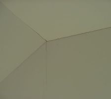 Fissuration des angles rentrants et de toutes les jonctions de plaques (colle et joint acrylique ne tiennent pas)