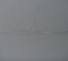 Magnifiques fissures sur les rampants de notre plafond cathédrale du salon. SUPER TRAVAIL DES PLAQUISTES !