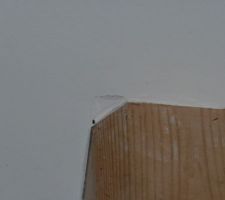 Le joint acrylique cède autour du pilier de soutien de la couverture.