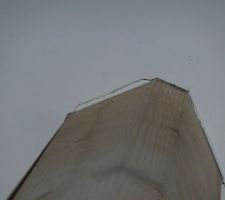 Le joint acrylique cède autour du pilier de soutien de la couverture.