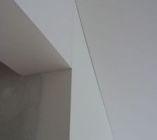 Fissures plafond/mur mezzanine.