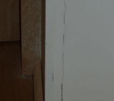 Fissures mur couloir étage.