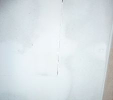 Fissures mur des WC étage. On voit la trace de la lame du couteau qui a testé la résistance du joint colle. Avec la colle Fermacell il est  impossible d'enfoncer une lame.