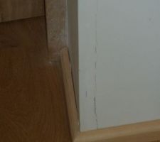 Fissures mur couloir étage .