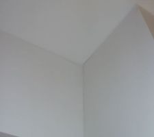 Fissures dans le couloir.