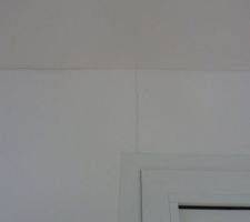 Fissures dans le couloir au dessus de la porte d'entrée.