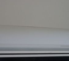 Vue en contre-plongée des fissures salon.