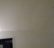 Vue du relief du plafond du salon, avec toute la trame fissurée des plaques du plafond qui se révèlent à la lumière artificielle. C'EST BEAU UN PLAFOND LA NUIT !!