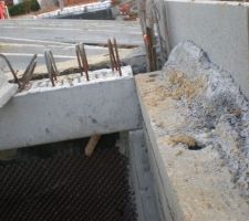 Poutre rapportée sur les piliers, 4cm environ de protée...