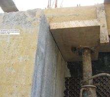 Vue de dessous de la poutre qui ne repose pas sur le pilier du milieu de la maison. Dans le vide sanitaire, il y a cet étai mort. En toute confiance nous pouvons habiter cette maison!!!!!!