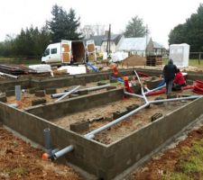Vide sanitaires en cours de montage