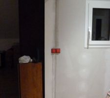 26 août 2014, violant orage, surcharge en eau du toit terrasse et infiltration d'eau à l'étage. Problème de structure qui fait jouer l'étanchéité zinc de la remontée de l'EPDM du toit terrasse ??? 
Le couvreur se contentera de colmater à l'extérieur avec du joint silicone Salle de Bains. Le constructeur minimise l'évènement, pour lui c'est nous qui n'avons pas balayé les feuilles de ce toit "cuvette" situé à 6m de haut laissant ainsi s'obstruer la sortie d'écoulement : super pratique d'entretien si vous n'avez pas une échelle d'au moins 7 m et bien sûr vous ne devez pas être sensible au vertige ! bravo la conception, les architectes se font souvent plaisir sans penser au  coté pratique et aux inconvéniants ! Bref, si votre toit de 6m2 se remplit de 300 litres d'eau suite à une pluie diluvienne, IL PLEUT CHEZ VOUS, génial !