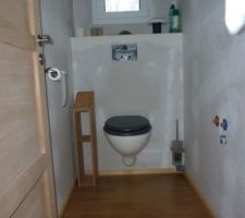 Les toilettes ! Encore une farce de notre génial plombier/électricien, il nous a installé les 2 WC à 50 cm du sol (au lieu de 42 cm) : Super inconfortable si vous ne faites pas minimum 1m80. Il se justifiera d'abord en nous parlant de conformité aux normes handicapés, mais dans ce cas il aurait fallu des WC de 2m de large et une rampe PMR pour accéder à la maison. 
Dans un deuxième temps, il se permettra de nous dire qu'il installe toujours les WC à cette hauteur pour les personnes d'un certain âge. C'est gentil de penser à nos vieux jours !