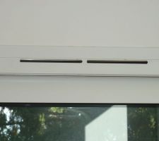 Le constructeur ne pr&eacute;voyait pas d'entr&eacute;e VMC avec les huisseries qu'il nous a propos&eacute;es. Il a fallu insister et il nous a livr&eacute; des huisseries modifi&eacute;es, mais avec la baguette d'entourage qui cr&eacute;e une &eacute;paisseur il est impossible de fixer une bouche d'entr&eacute;e hygro b.