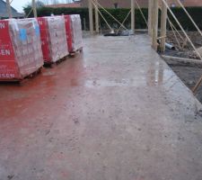 Dalle terminée: arrivage des briques et pose des poteaux