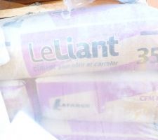 Dehors il y avait d&eacute;j&agrave; le ciment pour le futur carrelage