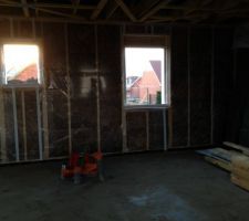 Intérieur mur coté gauche fenêtre cellier, coté droit chambre