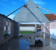 Pignon int&eacute;rieur du garage plaqu&eacute;