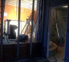 Gaines arrivant dans le bureau