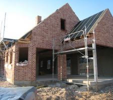 Pose du film bitumeux sur charpente salon