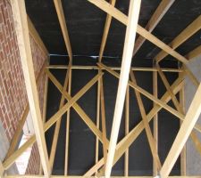 Vue int&eacute;rieure de la charpente au dessus du salon